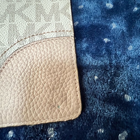 Michael Kors wristlet - Picture 4 of 5